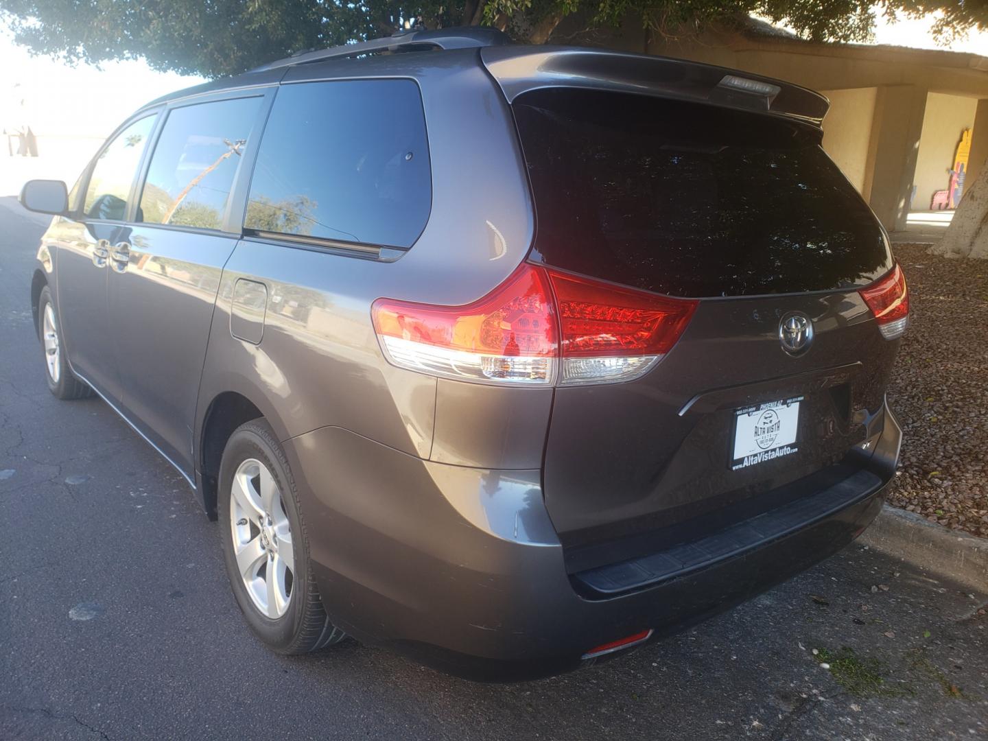 2012 /gray and lite gray Toyota Sienna le (5TDKK3DC2CS) with an 3.5L V6 DOHC 24V engine, 6-Speed Automatic Overdrive transmission, located at 323 E Dunlap Ave., Phoenix, AZ, 85020, (602) 331-9000, 33.567677, -112.069000 - Photo#5